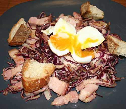 Salade de chou rouge aux lardons et oeuf molet