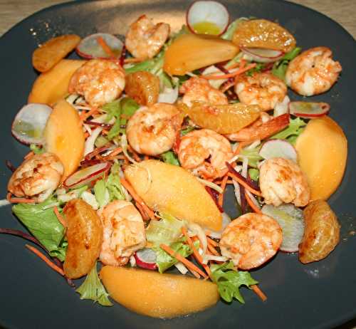 Salade de crevettes, kaki, clémentine, radis, chou blanc, carotte, frisée