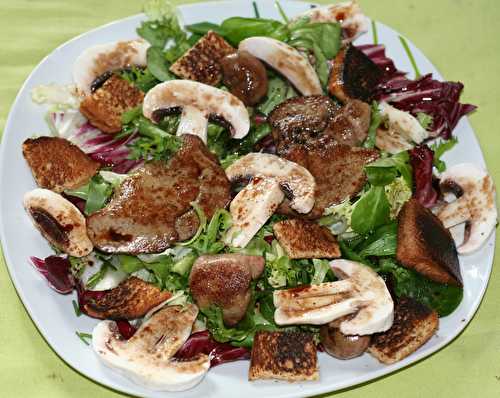 Salade de foie et rognons de lapin, frisée, mâche, chicorée rouge, champignon