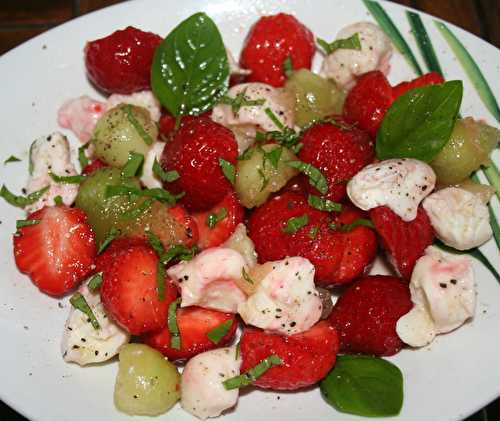 Salade de fraises, melon, mozza, basilic