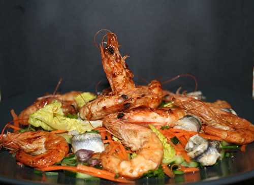 Salade de gambas et anchois, concombre et carotte râpée