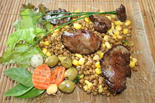 Salade de lentilles, maïs et foies de lapin