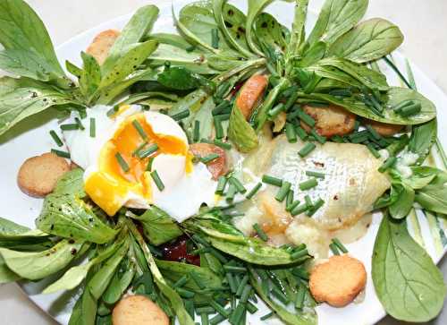 Salade de mâche, oeuf poché, Rocamadour