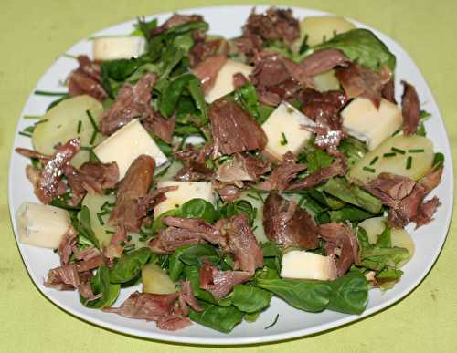 Salade de mâche, pissenlit et cuisse de canard confite