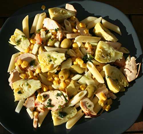 Salade de penne rigate au poulet fumé et artichauts