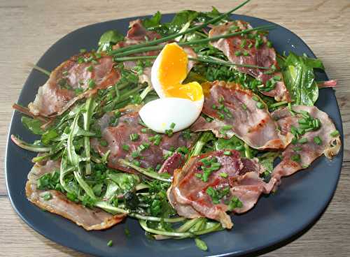 Salade de pissenlits, jambon cru italien, oeuf mollet