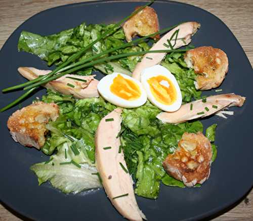 Salade feuilles de chêne, blanc de coquelet fumé, oeuf mollet