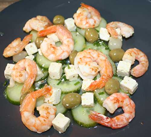 Salade gambas (crevettes), concombre, olives, feta