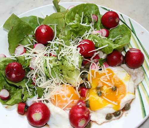 Salade radis câpres et oeufs pochés sur laitue