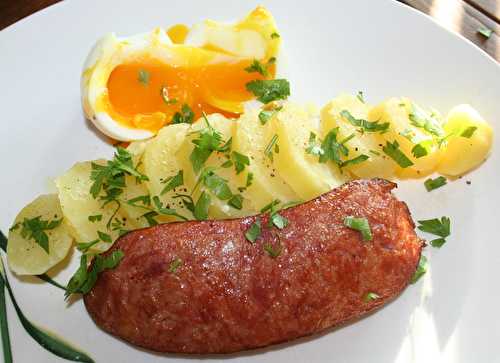 Saucisson à l'ail fumé, pommes de terre et oeufs molets