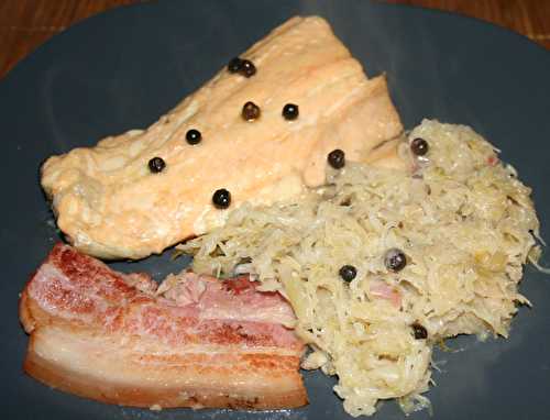 Saumon et poitrine de porc à la plancha sur lit de choucroute - amafacon