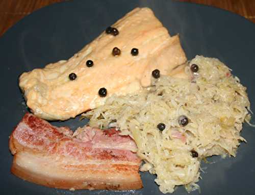 Saumon et poitrine de porc à la plancha sur lit de choucroute