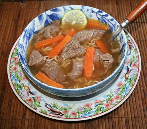 Soupe chinoise de boeuf aux carottes et citron vert