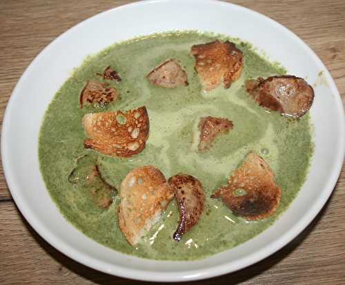 Soupe de pissenlits, foie de lapin et croûtons