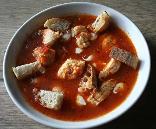 Soupe de tomates au loup de mer