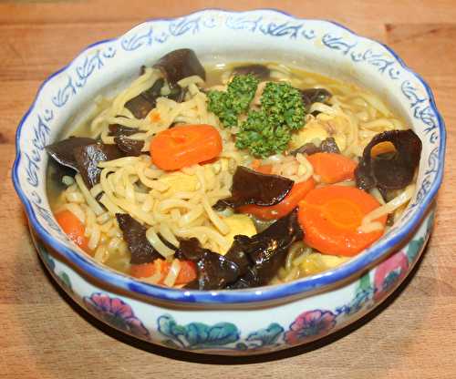 Soupe thaï au poulet et champignons noirs