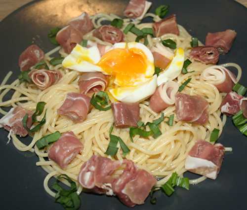 Spaghetti au jambon cru italien, oeuf mollet et ail de ours