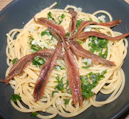 Spaghetti aux anchois, ail et persil