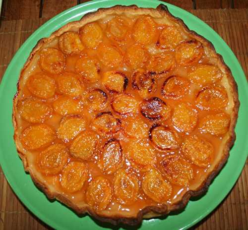 Tarte aux prunes sur gelée de pomme