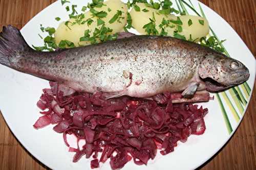 Truite au bleu pochée au vin rouge