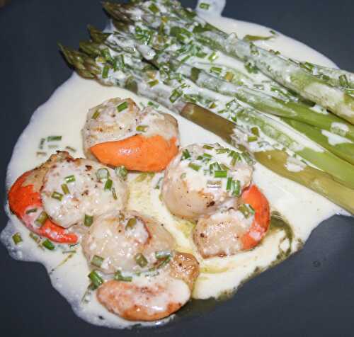 Coquilles Saint Jacques et asperges vertes, vinaigrette à la crème et ciboulette