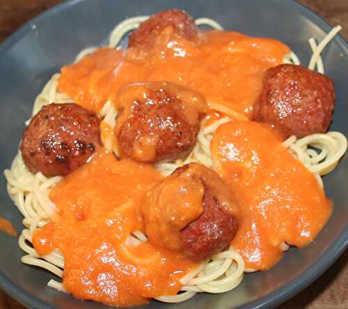 Spaghetti aux boulettes sauce biscayenne