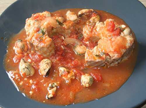 Grande roussette (saumonette) marinée sauce tomate