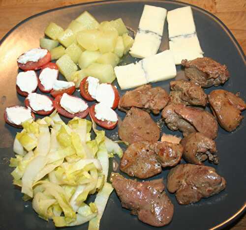 Assiette complète : tomates-brandade, foies de poulet- salade de pdt et endive, morbier