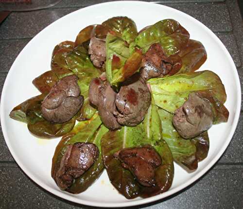 Foies de poulet sur laitue barlach au vinaigre balsamique