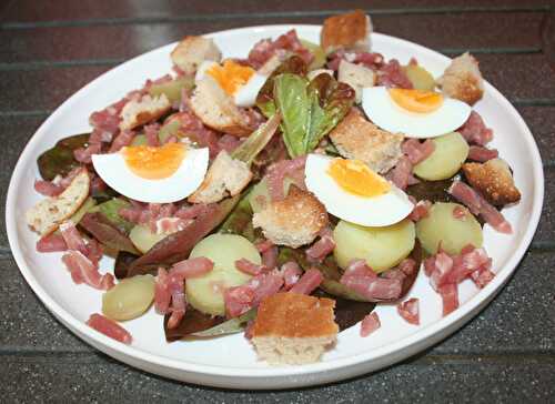 Salade vosgienne, laitue, pommes de terre, œuf, lardons, pain