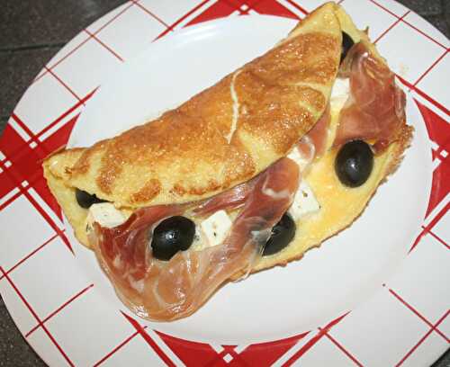 Omelette jambon Serrano, féta, olives noires