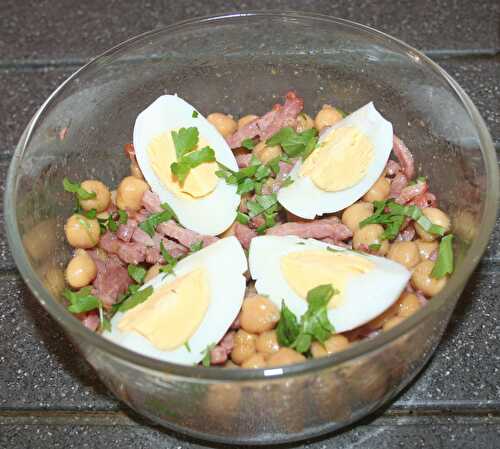 Salade de pois chiches au cumin, bacon et œuf
