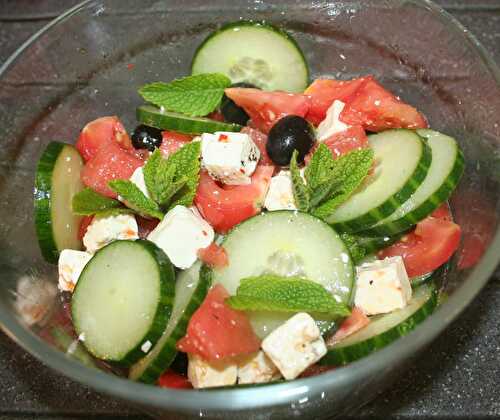 Salade feta, tomate, concombre, pastèque, olives noires, menthe