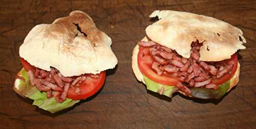 Sandwichs BLT (Bacon Laitue Tomate) au pain pita