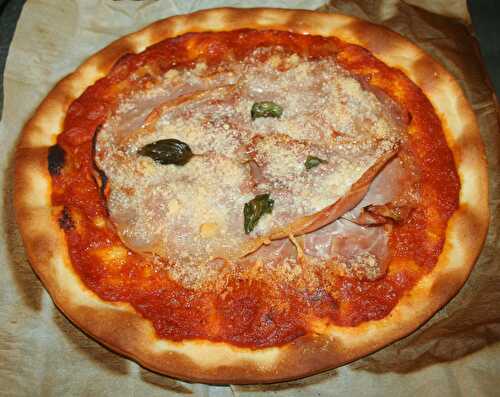 Pizza Jambon cru italien, pesto rosso, parmesan