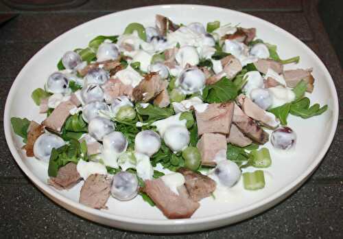 Salade de roquette, dinde, raisin et vinaigrette au yaourt de brebis