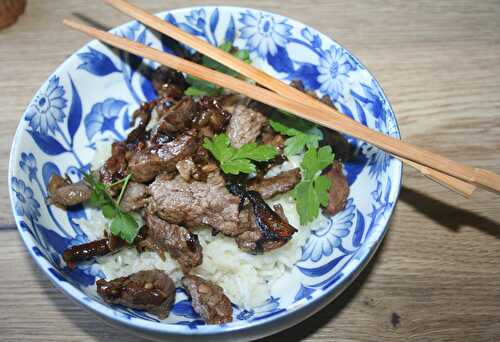 Bol de riz coréen à la poitrine de bœuf marinée