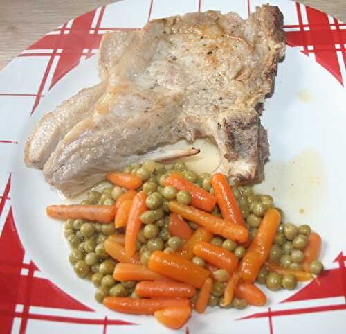 Côte de veau en cocotte et sa garniture petits pois & jeunes carottes