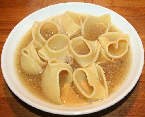 Nage de lumaconi dans un bouillon de pot-au-feu