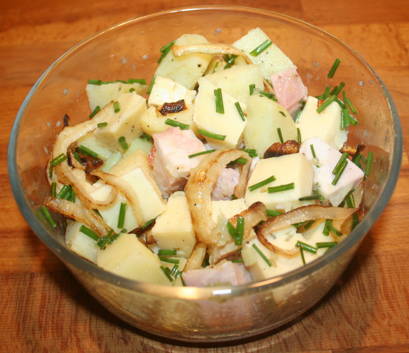 Salade tiède de pommes de terre, jambon, Tomme de Savoie, ognon frit