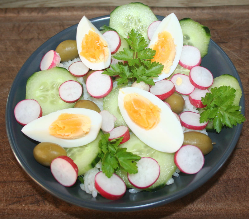 Salade de riz, concombre, radis, olives, œuf