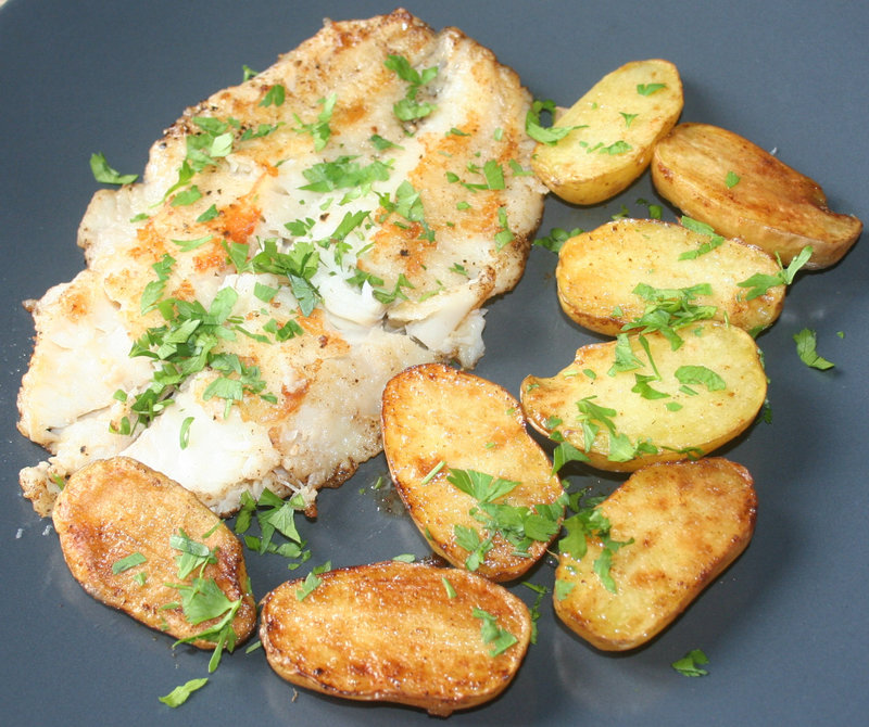 Filet d'églefin meunière et pommes de terre nouvelles