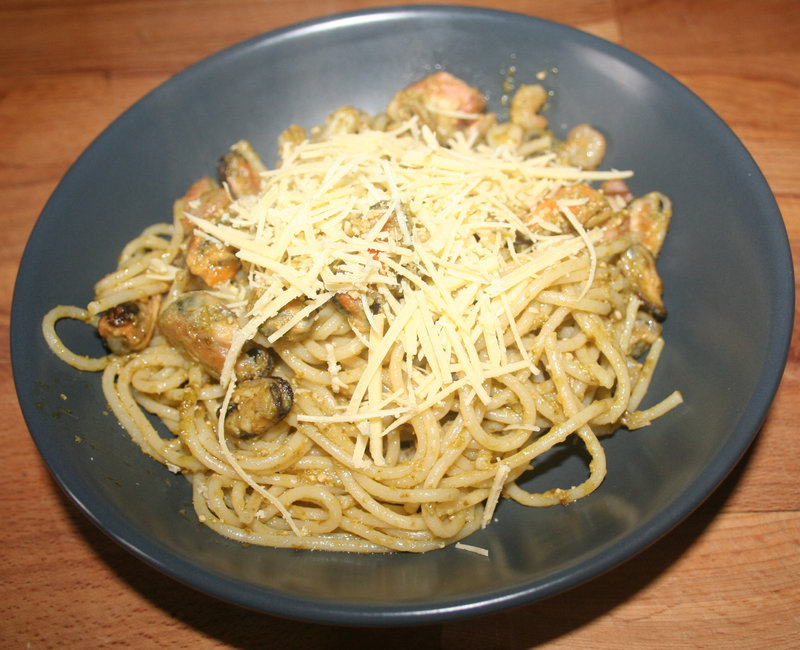 Spaghetti aux fruits de mer, pesto et râpé végétal