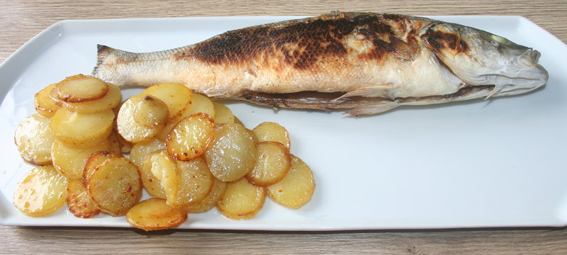 Bar (loup) à la plancha et pommes de terre sarladaises au sel de Guérande au piment d'Espelette