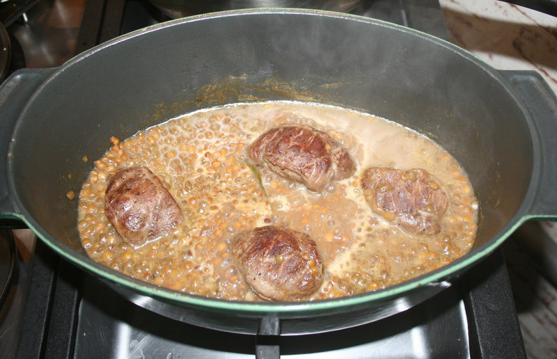 Noix de joue de porc au vin blanc en cocotte