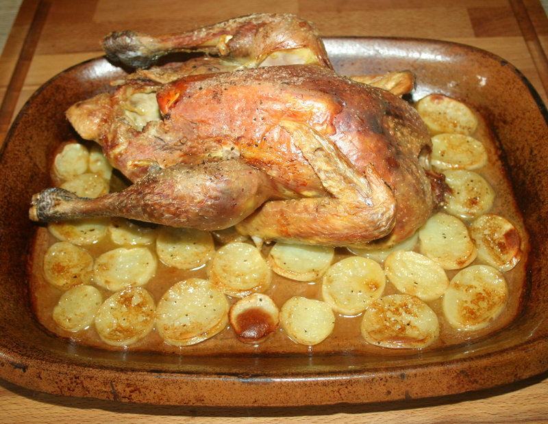 Pintade rôtie au four sur lit de pommes de terre