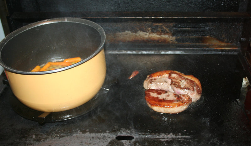 Tournedos de magret de canard et petits pois carottes à la plancha