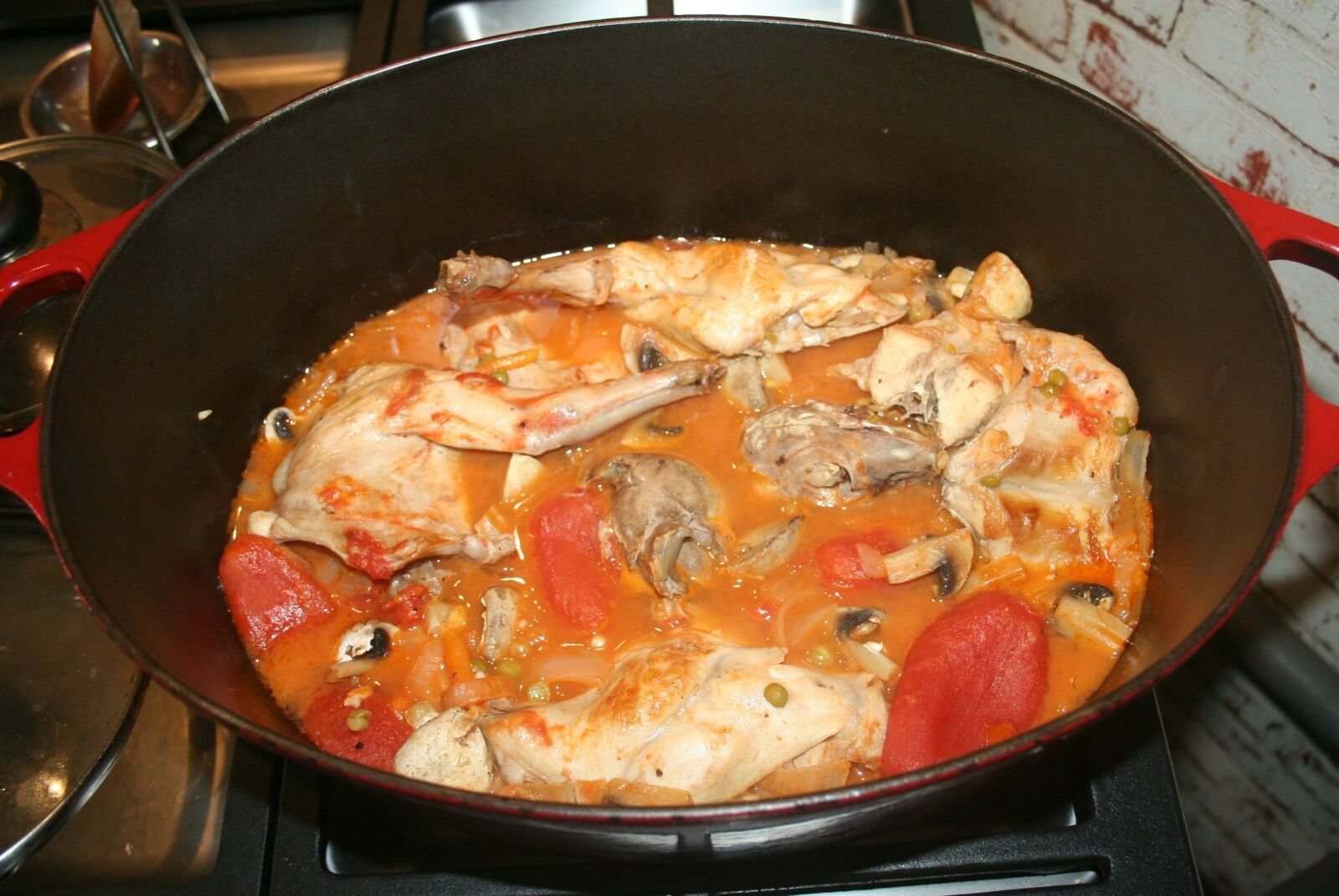 Gibelotte de lapin, tomates, champignons, petits pois, carottes