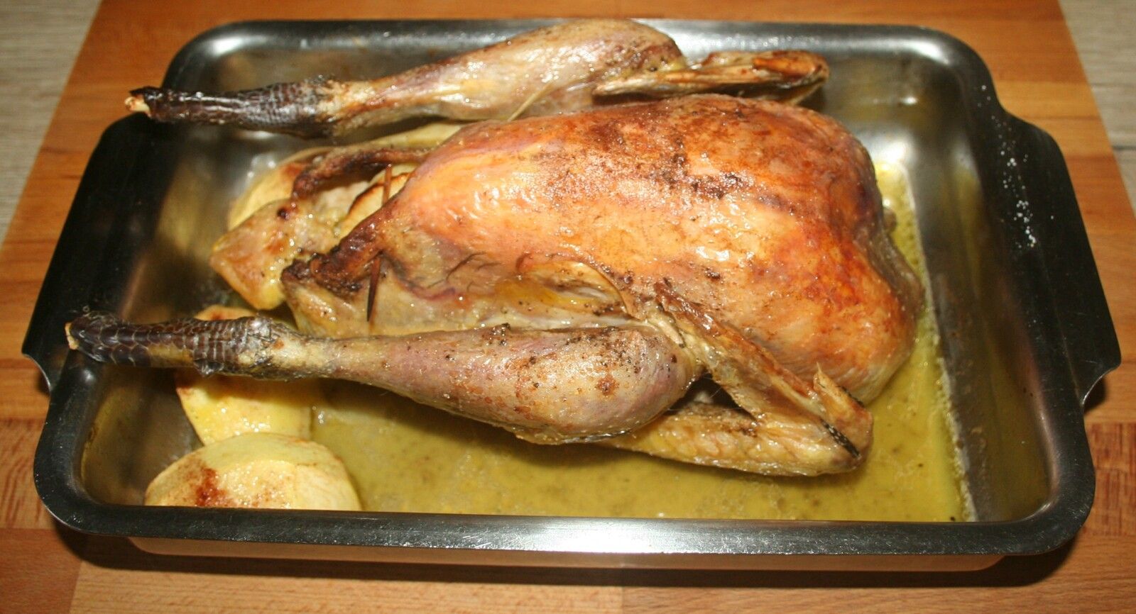 Pintade rôtie aux pommes et cannelle