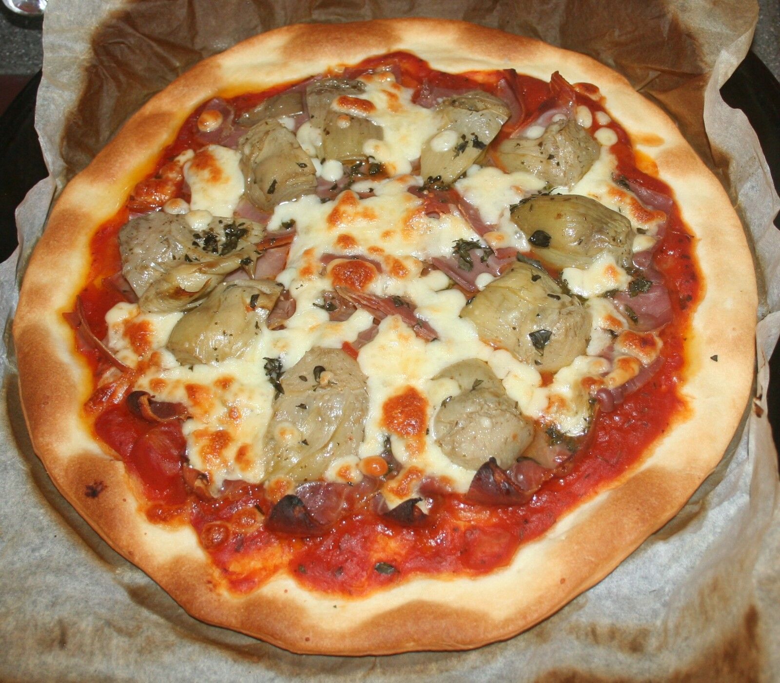 Pizza aux artichauts et jambon cru